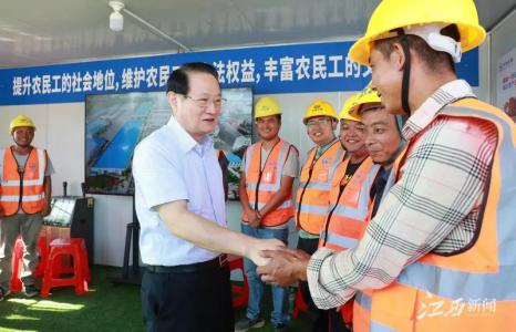 致敬坚守在高温下的“最美劳动者” 易炼红在南昌探望慰问高温一线事情职员