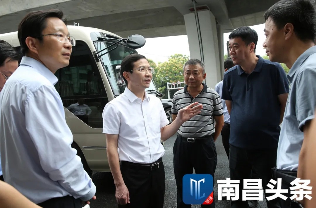 黄喜忠调研洪都大道快速化刷新工程项目