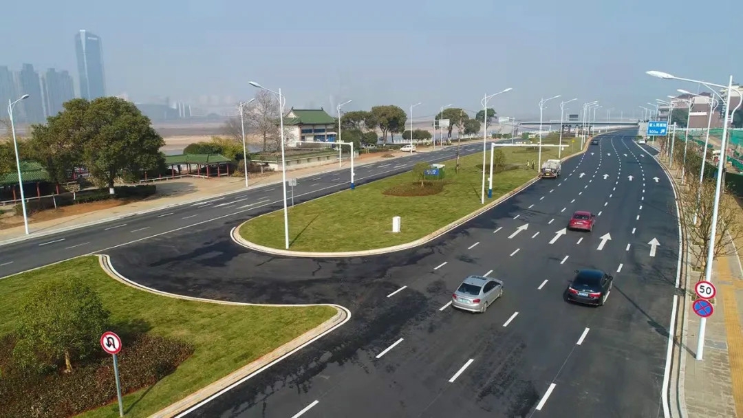 “不堵车了，，，，，通过时间至少缩短了三分之二” 沿江中北大道提升刷新（一期）工程主线通车利便市民出行